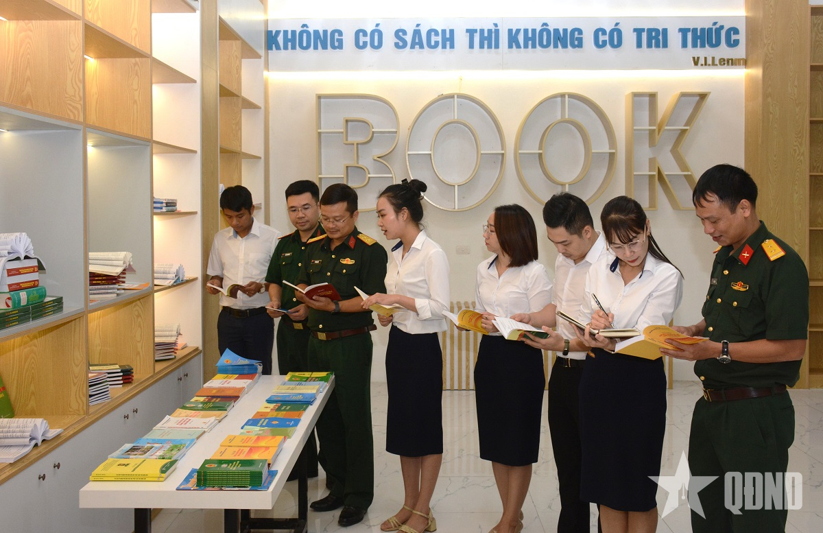 Tăng cường “sức đề kháng pháp luật” cho tuổi trẻ Quân đội